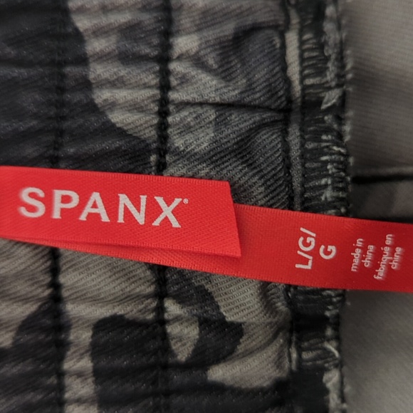 SPANX Twill Cargo Joggers in Stone Wash Camo, Size Large - Picture 7 of 7